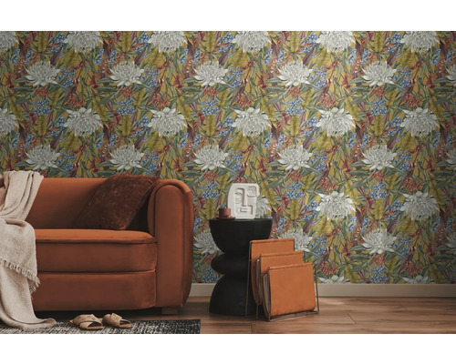 Woonkamer met bloemenbehang, bank en bijzettafel.