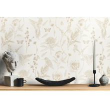 Decoratieve woonambiance met behang, bloemen, vogels en woonaccessoires
