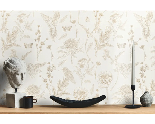 Decoratieve woonambiance met behang, bloemen, vogels en woonaccessoires