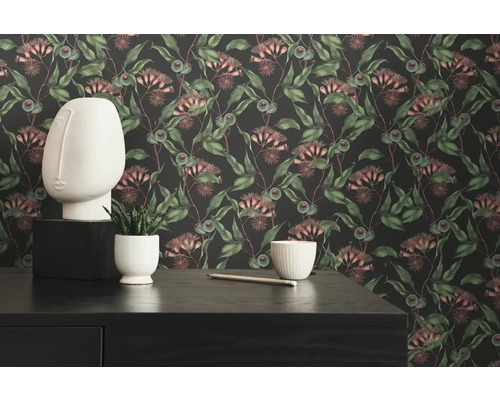 Decoratief interieur met patroonbehang, sculptuur en plant