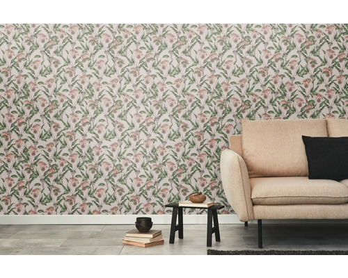 Woonkamer met bloemenbehang en beige sofa