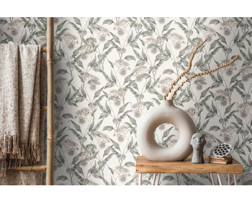 Decoratief interieur met behang met bloemmotief, ladder en tafel met vaas en decoratie