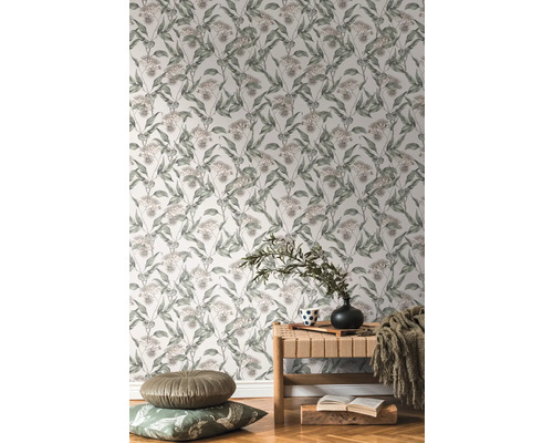 Woonkamer met bloemenbehang, bank en decoratie