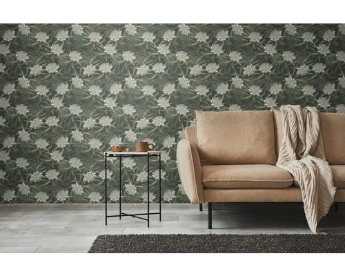 Woonkamer met bank, bijzettafel en bloemenbehang