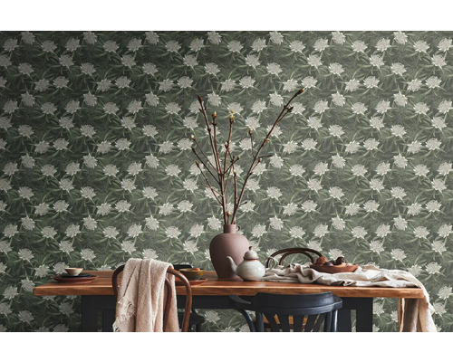 Eetkamer met bloemenbehang, houten tafel en servies