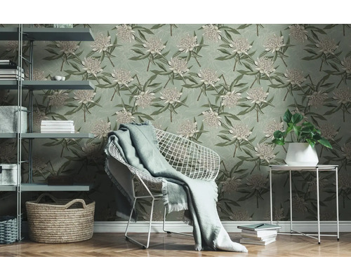 Kamerweergave met bloemenbehang, plank en stoel