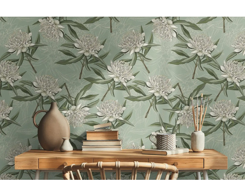 Scene met een houten tafelblad voor een wandbehang met bloemmotief, versierd met een vaas, stapels boeken en een kop