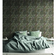Slaapkamer met een bed en een wand met bladeren behang