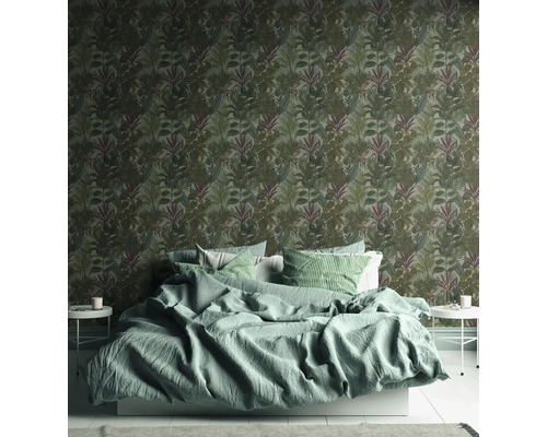 Slaapkamer met een bed en een wand met bladeren behang