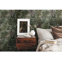 Slaapkamer met patroonbehang, nachtkastje en bed