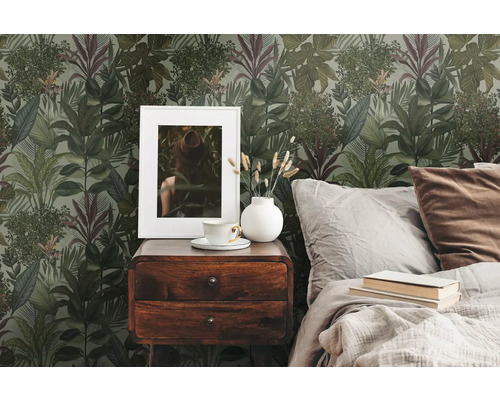 Slaapkamer met patroonbehang, nachtkastje en bed