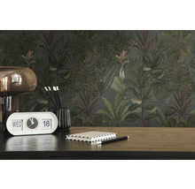 Kantoor met junglebehang, bureau, tafelklok en notitieboek