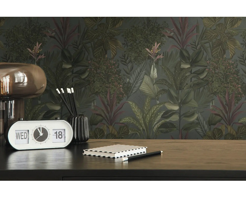 Kantoor met junglebehang, bureau, tafelklok en notitieboek