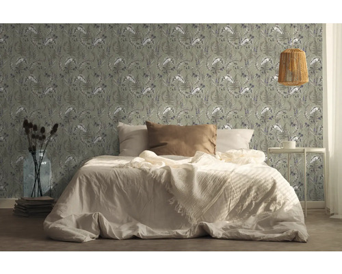 Slaapkamer met bed en behang met plantenmotief