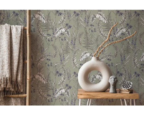 Decoratieve kamer met een jungle behang met patroon, een houten ladder en tafeldecoratie.