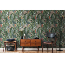 Woonkamer met dressoir, stoel en junglebehang