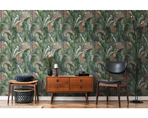 Woonkamer met dressoir, stoel en junglebehang