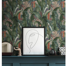 Scene met patroonbehang met tropische bladeren, een ingelijste afbeelding en decoratieve objecten op een plank