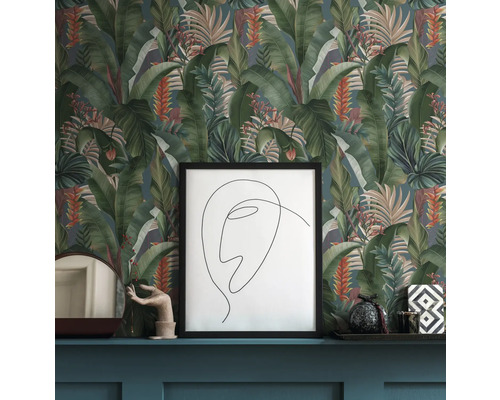 Scene met patroonbehang met tropische bladeren, een ingelijste afbeelding en decoratieve objecten op een plank