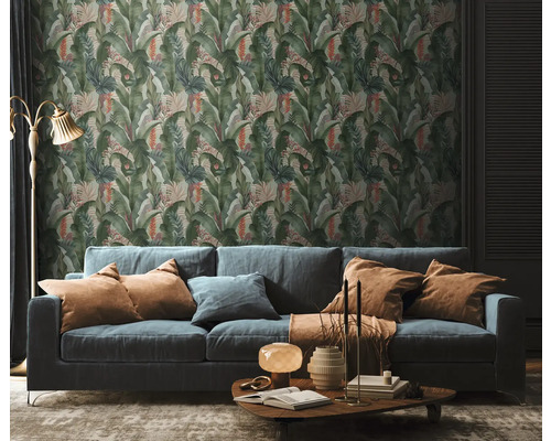 Woonkamer met bank en behang met jungle motief