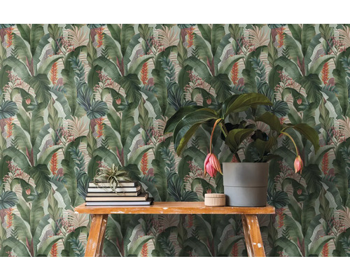 Wanddecoratie met botanisch behangpatroon dat een tropische sfeer creëert