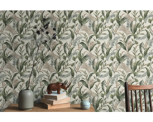 Scene met een bloemenbehang met tropische bladeren, een houten tafel, een vaas, boeken en een neushoornbeeldje