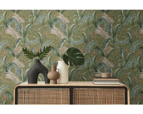 Decoratieve kamer met groen junglebehang, dressoir en vazen