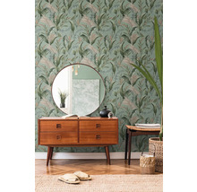 Woonkamer met botanisch behang, dressoir en spiegel