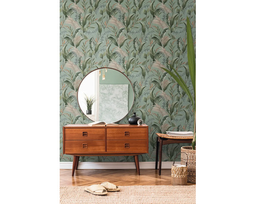 Woonkamer met botanisch behang, dressoir en spiegel