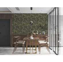Eetkamer met eettafel, stoelen en een wand met junglebehang