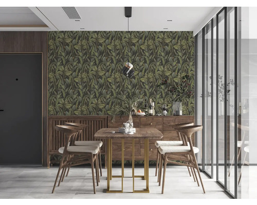 Eetkamer met eettafel, stoelen en een wand met junglebehang