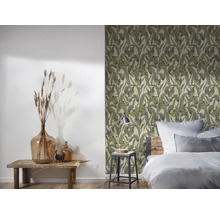 Slaapkamer met botanisch behang, houten bed en decoratie