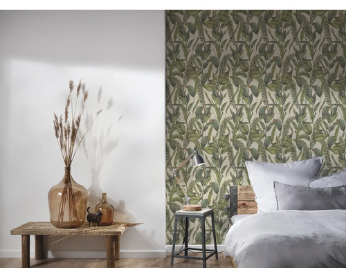 Slaapkamer met botanisch behang, houten bed en decoratie