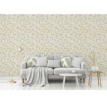 Woonkamer met bank en behang met bloemenmotief
