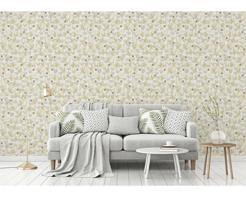 Woonkamer met bank en behang met bloemenmotief