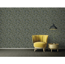 Decoratieve ruimte met behang met bloemmotief, fauteuil en lamp