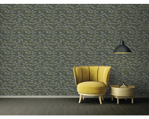 Decoratieve ruimte met behang met bloemmotief, fauteuil en lamp