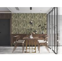 Eetkamer met eettafel, stoelen en bloemenbehang