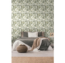 Slaapkamer met bed en behang met bloemmotief