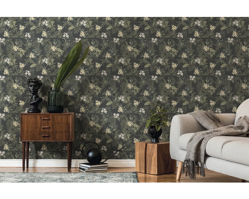 Woonkamer met bloemenbehang, dressoir en bank.