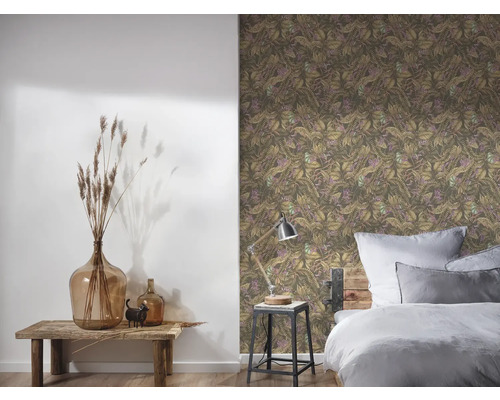 Slaapkamer met patroonbehang, bed, tafel en decoratie