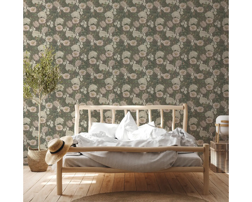 Slaapkamer met bloemenbehang, houten bed en decoraties.