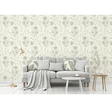Woonkamer met bloemenbehang, bank en bijzettafels