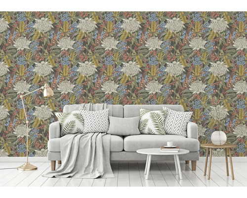 Woonkamer met bloemenbehang en lichtgrijze bank