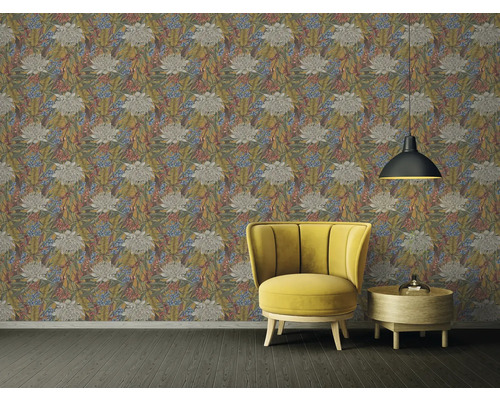 Gedecoreerde ruimte met gele fauteuil, lamp en bloemenbehang