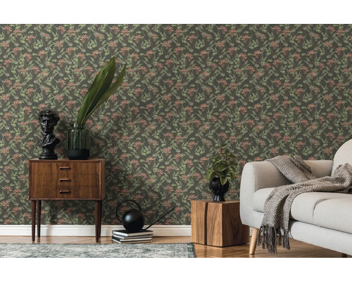 Decoratieve woonkamer met bloemenbehang, dressoir en bank.