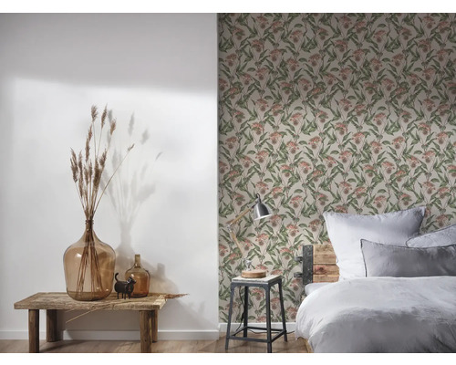 Slaapkamer met bloemmotief behang, bed en decoraties