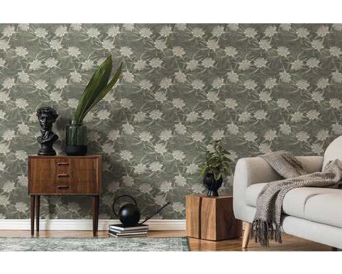 Woonkamer met behang met bloemmotief, ladekast en bank