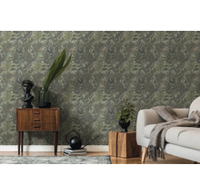 Woonkamer met groen junglebehang, commode en bank
