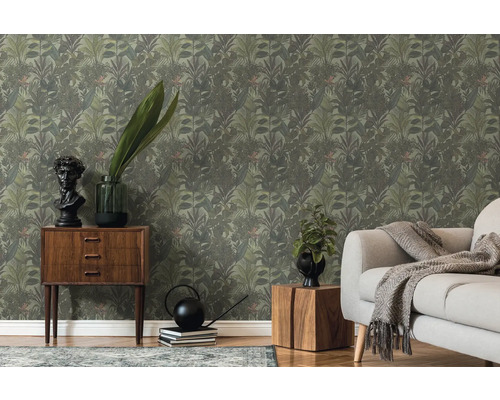 Woonkamer met groen junglebehang, commode en bank